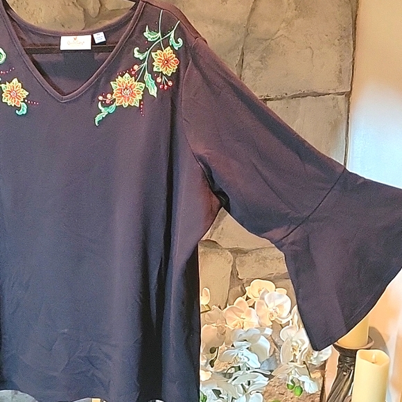 Quacker Factory 3/4 sleeve shirt with poinsettia design Size 3X Almost New - Picture 5 of 6